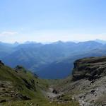 schönes Breitbildfoto mit Blick von der Fuorcla da Patnaul ins Valsertal und Richtung Engadin