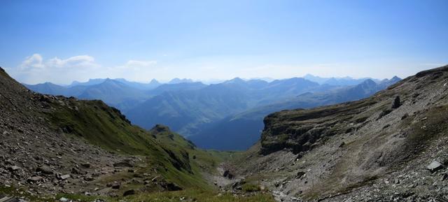 schönes Breitbildfoto mit Blick von der Fuorcla da Patnaul ins Valsertal und Richtung Engadin