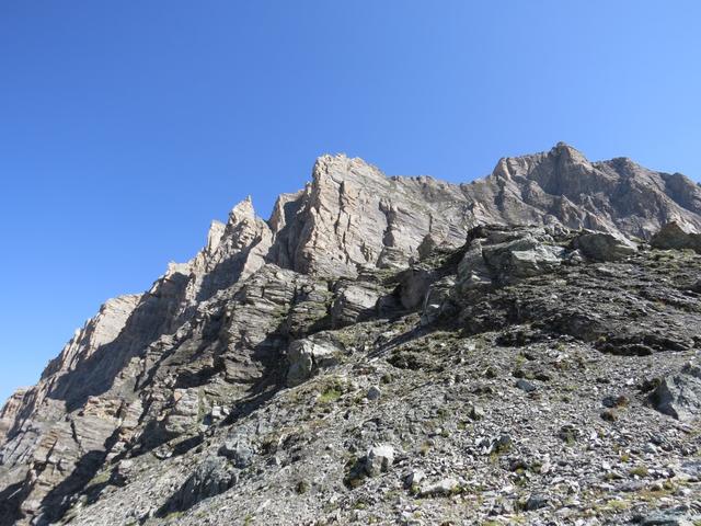 Blick in die felsige Südwand des Piz Aul