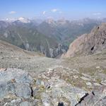 Blick von der Fuorcla da Patnaul zum steilen Abstieg ins Val Lumnezia