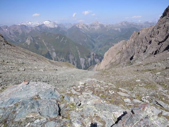 Blick von der Fuorcla da Patnaul zum steilen Abstieg ins Val Lumnezia