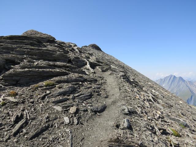...doch erlaubt es eine exzellente Aussicht über die Bergregion von Valsertal und Val Lumnezia...