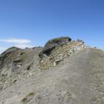 Blick von Punkt 2746 m.ü.M. zum Gipfel des Faltschonhorn mit grossem Steinmann