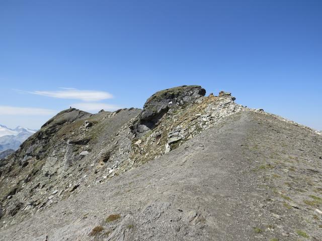 Blick von Punkt 2746 m.ü.M. zum Gipfel des Faltschonhorn mit grossem Steinmann