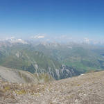 schönes Breitbildfoto mit Blick ins Val Lumnezia. Links der Piz Terri, rechts der Piz Aul
