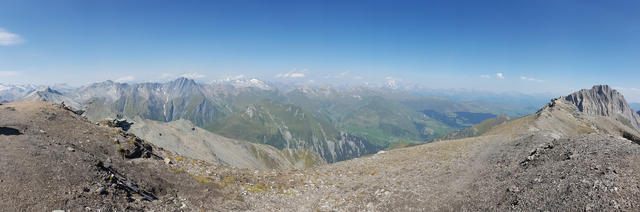 schönes Breitbildfoto mit Blick ins Val Lumnezia. Links der Piz Terri, rechts der Piz Aul