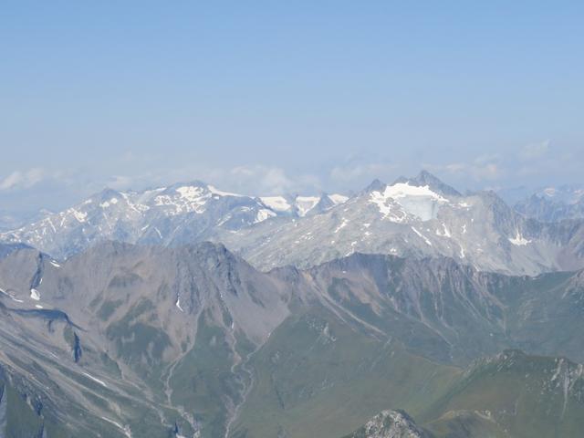 Blick zu den Gipfel der Greina Ebene. Piz Medel, Piz Gaglianera, Piz Vial und Piz Greina