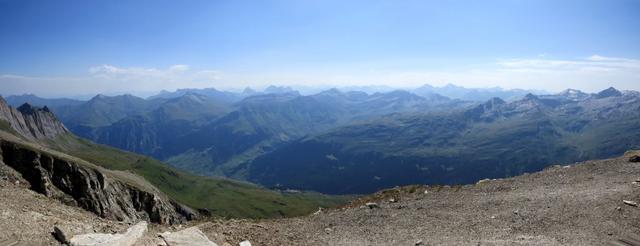 schönes Breitbildfoto mit Blick ins Valsertal und Richtung Engadin