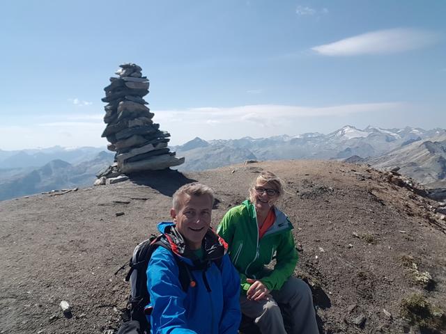 Erinnerungsfoto aufgenommen auf dem breiten Gipfel des Faltschonhorn