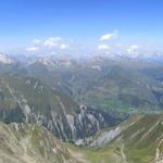 schönes Breitbildfoto mit Blick ins Val Lumnezia