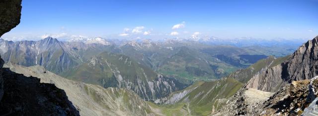 schönes Breitbildfoto mit Blick ins Val Lumnezia