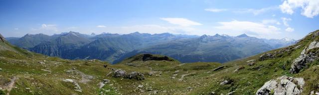 schönes Breitbildfoto mit Blick ins Valsertal