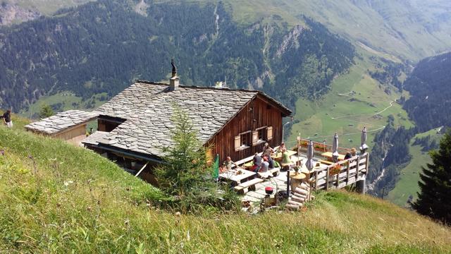 während dem runterfahren erreichen wir die Hängelahütte. Spontan kehren wir ein