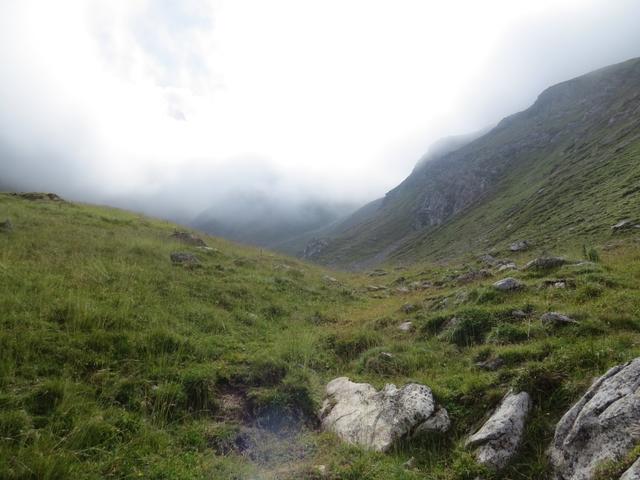 wir laufen geradeaus direkt auf die Alp Zavretta zu