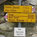 Wegweiser auf der Alp Zavretta 2271 m.ü.M. unser nächstes Ziel lautet nun Fuorcla Zavretta