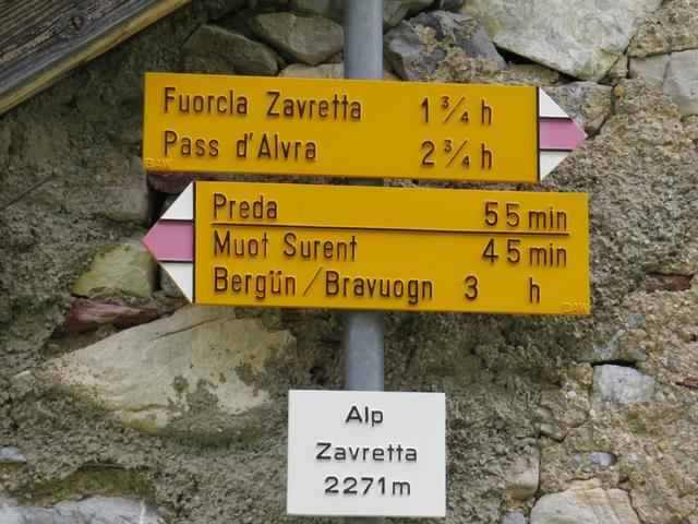 Wegweiser auf der Alp Zavretta 2271 m.ü.M. unser nächstes Ziel lautet nun Fuorcla Zavretta