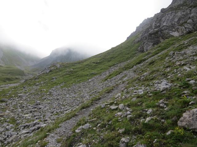 an der Alphütte vorbei, geht es weiter taleinwärts in das gleichnamige Tal