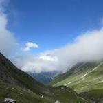 Blick zurück zur kleinen Alphütte auf der Alp Zavretta