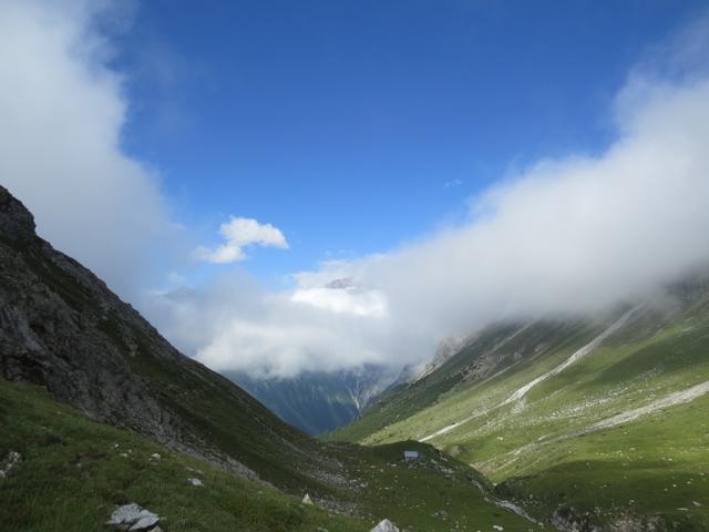 Blick zurück zur kleinen Alphütte auf der Alp Zavretta