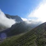 der dichte Nebel lichtet sich langsam und öffnet den Blick ins Val Zavretta