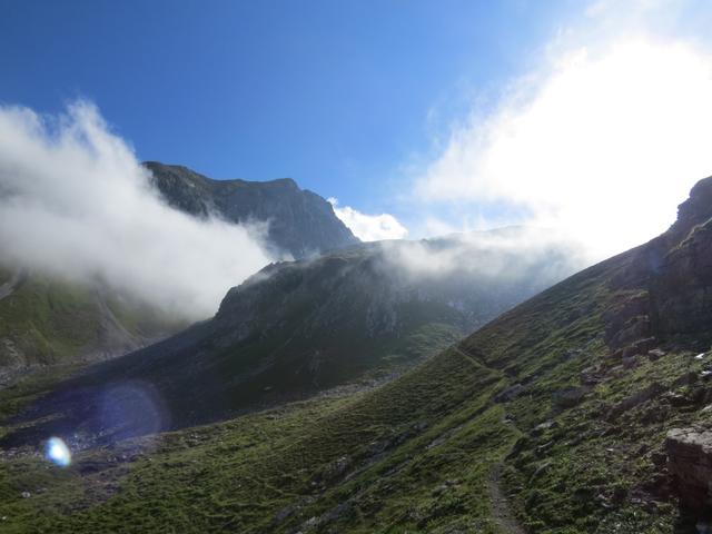 der dichte Nebel lichtet sich langsam und öffnet den Blick ins Val Zavretta