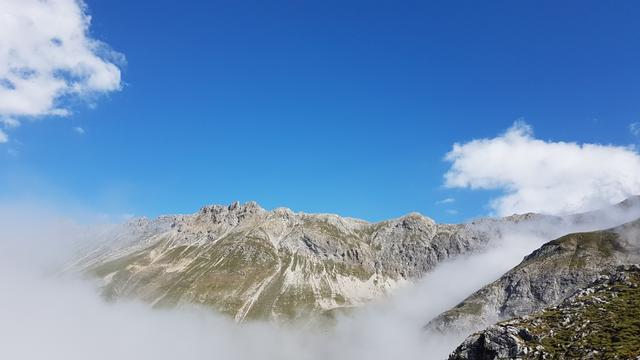 Blick hinauf zum links von uns ersichtlichen Piz Zavretta