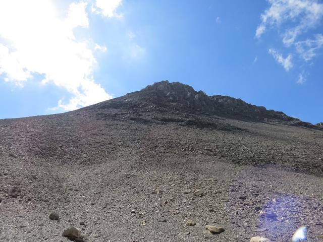 rechts von uns steigt der Igl Compass in den blauen Himmel