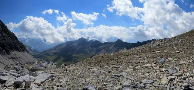 schönes Breitbildfoto mit Blick von der Fuorcla Zavretta ins Engadin...