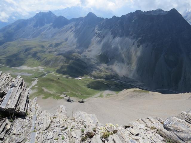 Tiefblick zum Albulapass und auf gleicher Höhe zum Piz da las Blais