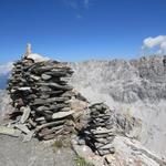 wir erreichen den grossen Steinmann der auf dem Gipfel des Igl Compass 3016 m.ü.M. thront