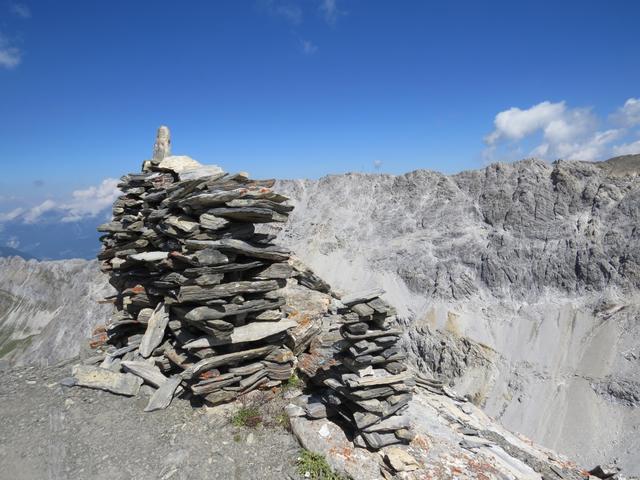 wir erreichen den grossen Steinmann der auf dem Gipfel des Igl Compass 3016 m.ü.M. thront