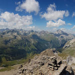 sehr schönes Breitbildfoto mit Blick auf die Albulapassstrasse und in der Bildmitte der Piz Ela