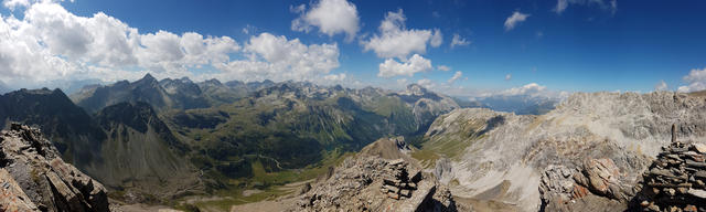 sehr schönes Breitbildfoto mit Blick auf die Albulapassstrasse und in der Bildmitte der Piz Ela