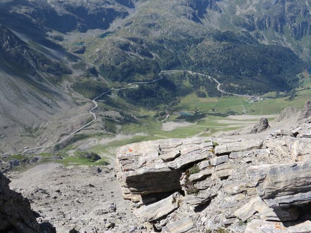 Blick auf die Albulapassstrasse und die Seenlandschaft bei Igl Plans