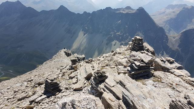 hier oben beim Gipfel erwarten uns nicht nur eine grosse Anzahl an Steinmänner sondern auch eine sehr schöne Rundsicht