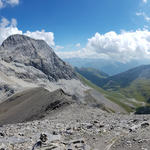 sehr schönes Breitbildfoto mit Blick ins Engadin. In der Bildmitte der gewaltige Piz Üertsch