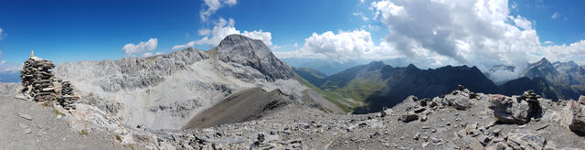 sehr schönes Breitbildfoto mit Blick ins Engadin. In der Bildmitte der gewaltige Piz Üertsch