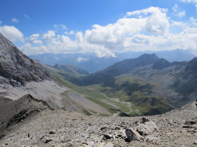 Blick auf die Albulapassstrasse und ins Engadin