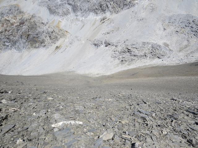 Blick hinunter zum Bergweg den wir von Preda zur Fuorcla Zavretta erwandert haben