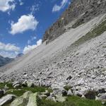 das Geröll des Blais Arduonda erreicht fast den Wanderweg