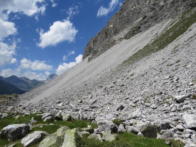 das Geröll des Blais Arduonda erreicht fast den Wanderweg