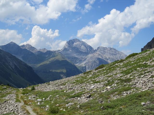 direkt vor uns der Piz Ela