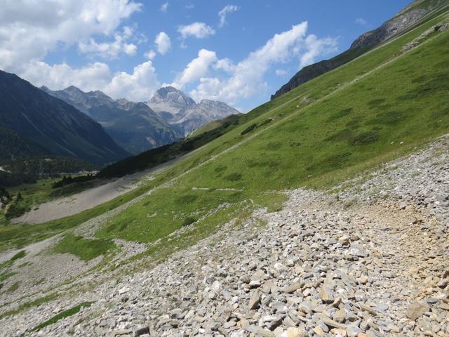 wir lassen den abbiegenden Wanderweg links liegen...