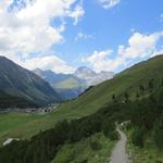 der Wanderweg führt uns durch einen Berghang mit Legföhren