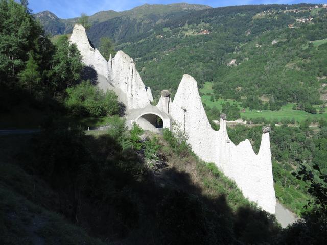 während dem hineinfahren ins Val d'Hérens kann ein aussergewöhnliches Naturspektakel bestaunt werden