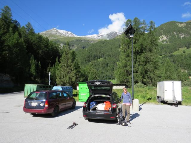 beim grossen Parkplatz am Dorfende parkieren wir das Auto und machen uns startklar
