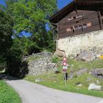 wir verlassen Les Haudères auf der Strasse nach Arolla, queren über eine Brücke die Borgne d'Arolla, und biegen danach links 