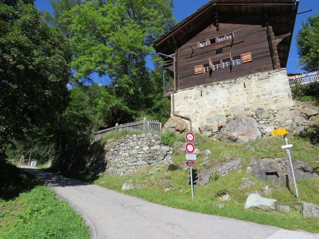 wir verlassen Les Haudères auf der Strasse nach Arolla, queren über eine Brücke die Borgne d'Arolla, und biegen danach links 