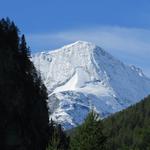 wuchtig erscheint am Horizont die Pigne d'Arolla