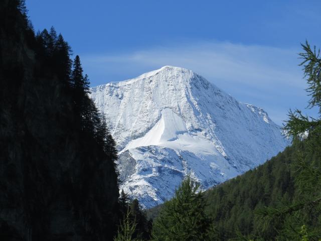 wuchtig erscheint am Horizont die Pigne d'Arolla